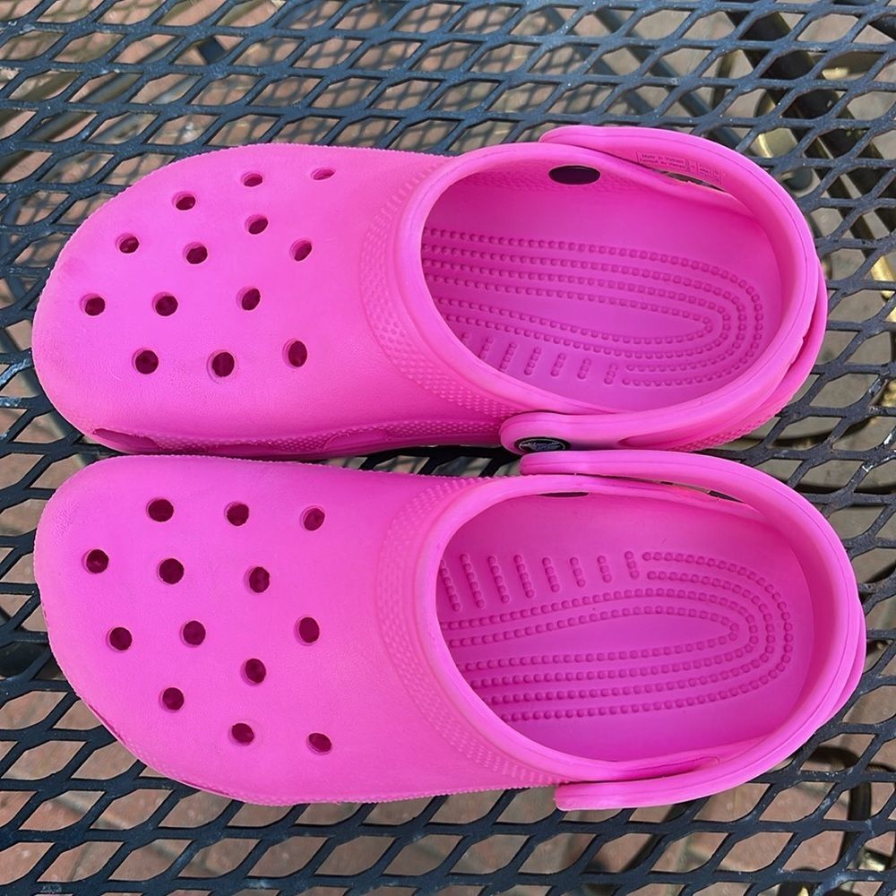 Crocs Classic Clog Size Junior 4 Pink , Barbie Pink, Bubble Gum Pink - Picture 2 of 16